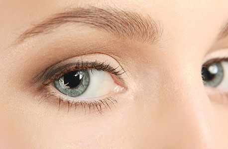 עיניים. הלכלוך הנפוץ ביותר הוא התמצקות של החלבונים