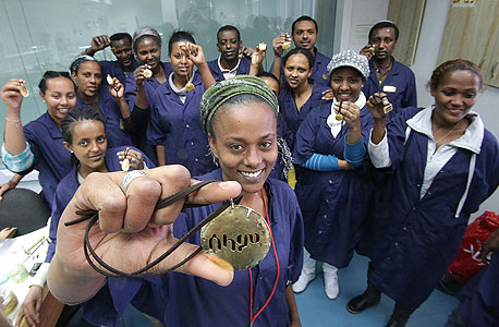 צורפים יוצאי אתיופיה שהכינו שרשראות עם כיתובים של "שלום" באמהרית לנשיא ארה"ב ברק אובמה , צילום: אלכס קולומויסקי