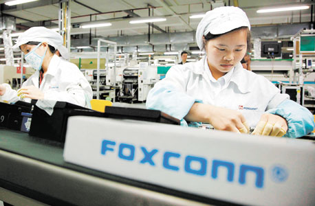 פועלות במפעל פוקסקון בסין.  ב־1990 כל מוצרי אפל יוצרו באמריקה.  ב־2010 אפל כבר לא ייצרה שם כלום, ומשרות הייצור נמחקו