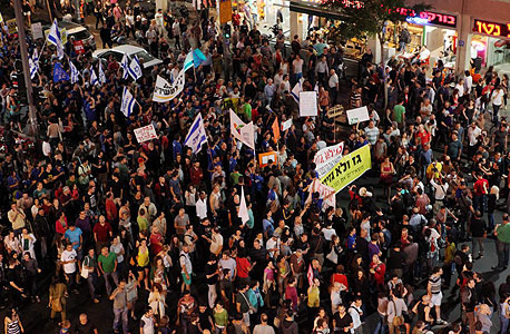 הםגנה בכיכר הבימה נגד הגזירות, צילום: עמית שעל