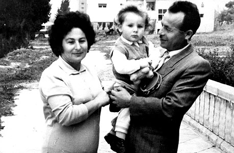 1961. שוקי אברמוביץ', בן שנה, עם הוריו משה ומלכה ביד אליהו, תל אביב