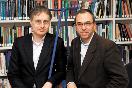 מחברי הספר "ביג דאטה" מאייר שונברגר (משמאל) וקוקייר