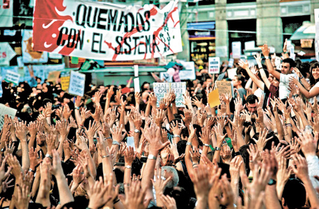 הפגנה בכיכר פוארטה דל סול, מדריד, ב־2011. "קל יותר להשיג כוח ולהשתמש בו, אבל גם קל יותר לאבד אותו"