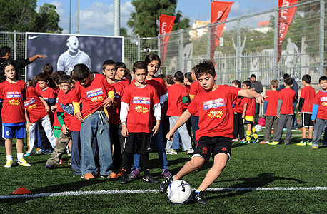 ילדים משחקים כדורגל. אין מי שיאמן אותם, צילום: יובל חן