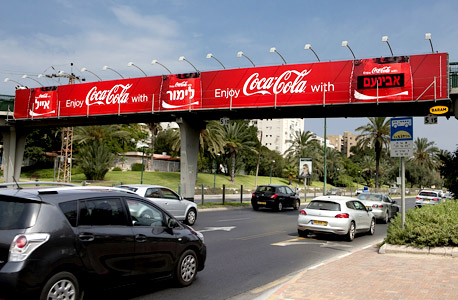 קוקה קולה מהלך חדש על גבי שלט חוצות, צילום: שירן כרמל