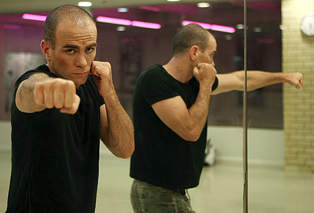 נדב מאירסון. גובה 300 שקל לשעת קיקבוקסינג