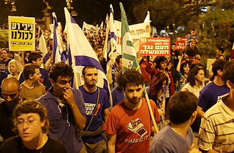 מפגינים בתל אביב, צילום: אוהד צויגנברג