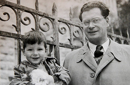 1954. דוד שמרון, בן שלוש, עם אביו ארוין מול ביתם ברח' חובבי ציון בירושלים