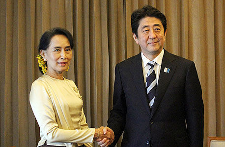 ראש ממשלת יפן, שינזו אבה, ואונג סאן סו צ'י - מנהיגת האופוזיציה בבורמה