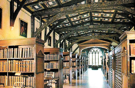 אוקספורד. ספריית Bodleian תשעה מיליון ספרים עתיקים וחדשים 