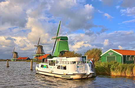 הולנד, נהר Vecht. מ־1,560 יורו לסירה ל־5–3 אנשים