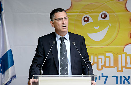 שר הפנים גדעון סער במסיבת עיתונאים על הארכת שעון קיץ (ארכיון)