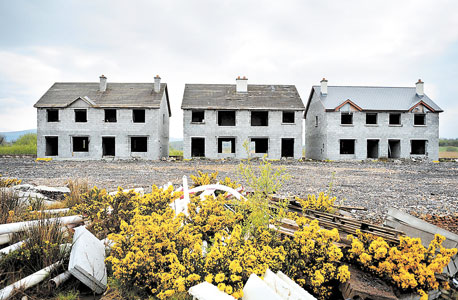 בתים בבנייה באירלנד. מחירי הנדל"ן במדינה מעולם לא היו נמוכים יותר