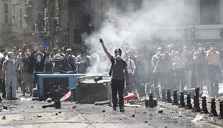 מפגינים באיסטנבול, צילום: אי פי איי