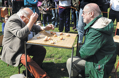 משחקים רולטה רוסית באליפות השלכת הביצים בסוואטון. אין אבידות בנפש משחקים רולטה רוסית באליפות השלכת הביצים בסוואטון. אין אבידות בנפש