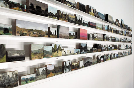 המיצב של עידו מרקוס. את רוב 150 המיניאטורות רכש אספן אחד המיצב של עידו מרקוס. את רוב 150 המיניאטורות רכש אספן אחד