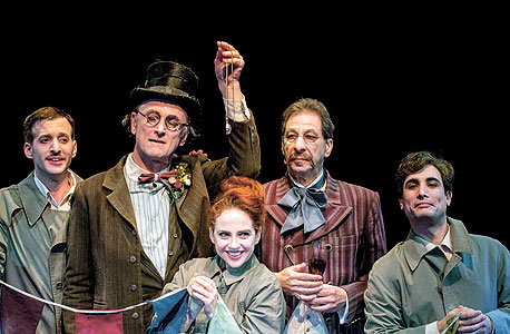 שחקני ההצגה. משתמשים באביזרים בחוכמה ובכישרון, והצופה נפעם