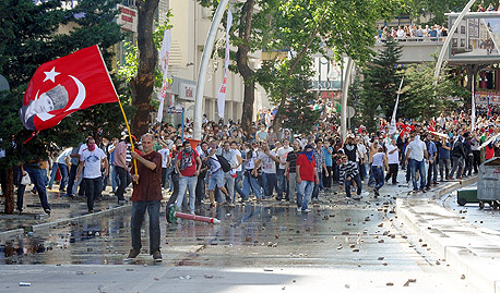 בוקר מתוח באיסטנבול: מפגינים סביב האש