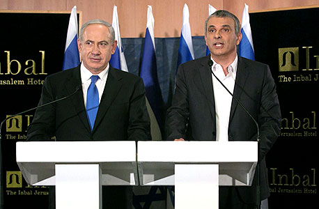 משה כחלון ובנימין נתניהו במסיבת העיתונאים בינואר, צילום: אוהד צויגנברג, Ynet