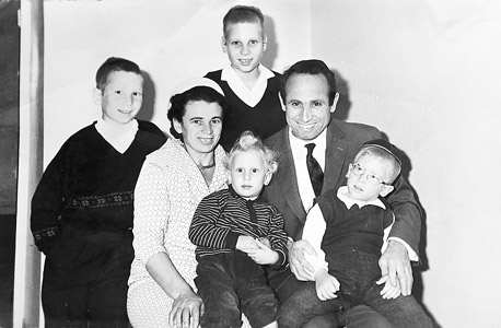 1965 - אבי כץ (2) בזרועות אמו דבורה, עם אביו משה ואחיו דב (10), יהודה (8) ושמוליק (3) בבני ברק, צילום רפרודוקציה: נמרוד גליקמן