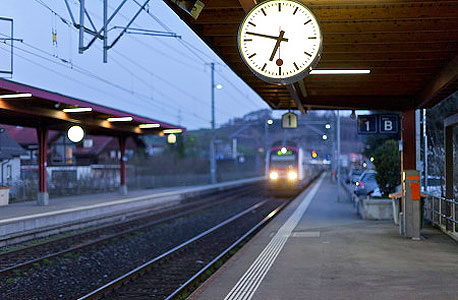 תחנת רכבת בשוויץ. טלטלה בשווקים