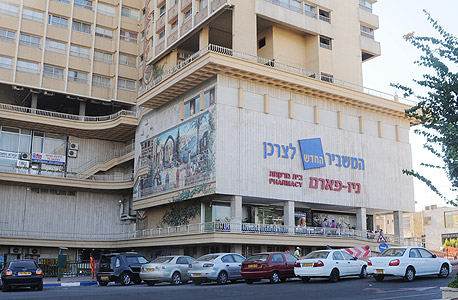 בניין המשביר לצרכן בטבריה, צילום: אביהו שפירא