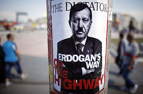כרזת מחאה נגד ארדואן באיסטנבול, צילום: רויטרס