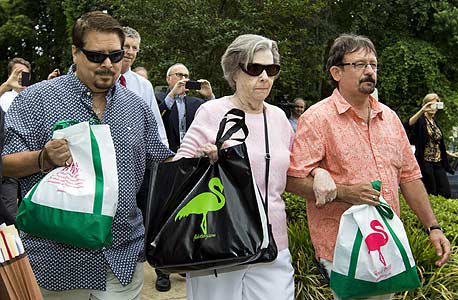 מקנזי יוצאת ממשרדי הלוטו. תמשיך לגור בשכונה הקטנה והשקטה