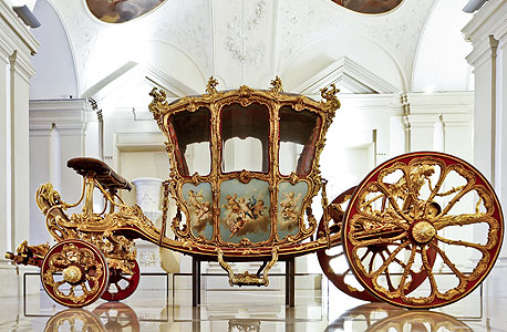 כרכרה מוזהבת של משפחת המלוכה של ליכטנשטיין. גרם מדרגות עם 150 אלף עלעלי זהב, צילום: באדיבות ארמון ליכטנשטיין (אקודו)