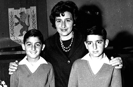 1963. שלמה מור־יוסף (12, משמאל) עם אחיו אורי (11) ואמם גאולה בעיריית ירושלים