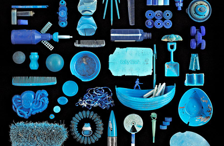 "אוקיינוס כחול", חפצי פלסטיק כחולים.  נאסף בחוף מגרש לויד בנט, ברוקלין, ניו יורק