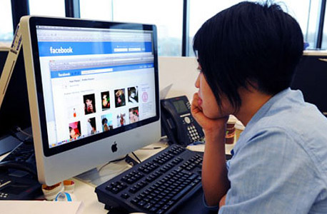 הילדים נוטשים, אך המבוגרים אוהבים את פייסבוק