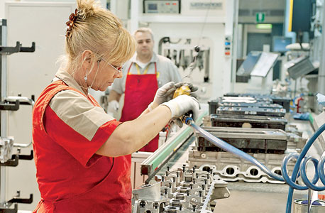  עובדת במפעל של פרארי במאראנלו, צילום: בלומברג