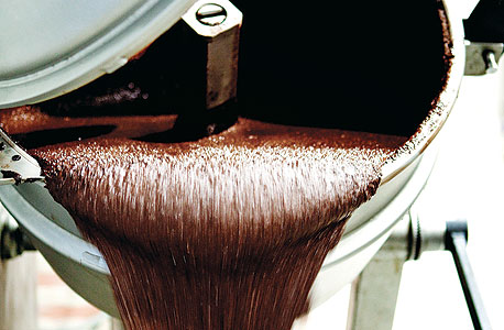 שוקולד מותך במפעל של דוכס. שליטה בכל שלבי הייצור, מבחירת פולי הקקאו, דרך עיבודם ועד לחפיסה הארוזה, צילום: פייר מונטה