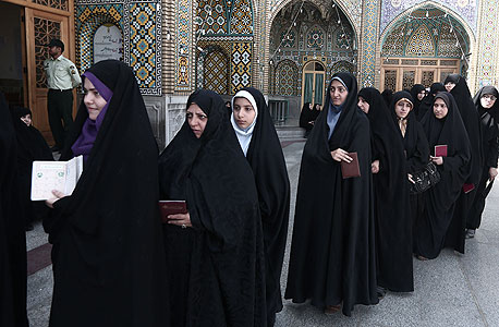 אזרחיות איראניות הולכות להצביע, צילום: אם סי טי