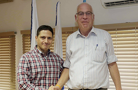 שר והשיכון אורי אריאל (מימין) רוביק דנילוביץ ראש עיריית באר שבע, צילום: משרד הבינוי והשיכון