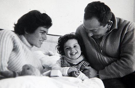 1955. חנה פרי זן, בת שלוש, עם הוריה שמאי ורות בשכונת ארנונה בירושלים, צילום רפרודוקציה: אוראל כהן