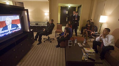 ברק אובמה צופה בנאום ההפסד של ג'ון מקיין אלבום פליקר מאחורי הקלעים, צילום: barackobamadotcom cc-by-nc-sa