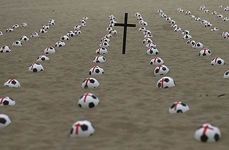 מחאה על החוף בריו דה ז'נרו. כמה מתים על חשבון המונדיאל?