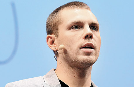 סקיילר טיביטס, MIT: "התפקיד שלנו הוא לייעל את המעבר מרעיון למציאת. היום אפשר לתכנת חומרים פיזיים וביולוגיים כך שישנו צורהו תכונות ואנחנו מתרגמים את היכולות האלה לקנה מידה אנושי" סקיילר טיביטס, MIT: "התפקיד שלנו הוא לייעל את המעבר מרעיון למציאת. היום אפשר לתכנת חומרים פיזיים וביולוגיים כך שישנו צורהו תכונות ואנחנו מתרגמים את היכולות האלה לקנה מידה אנושי"