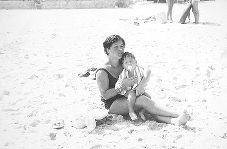 1972. רוביק דנילוביץ', בן שנה וחצי, עם אמו רחל בחוף הים של אשקלון