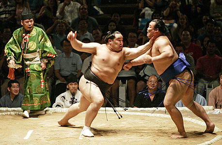 מתאבק הסומו  היפני קאסוגאנישיקי טקהירו (מימין), שבשל קשריו ליאקוזה בוטלה אליפות הסומו