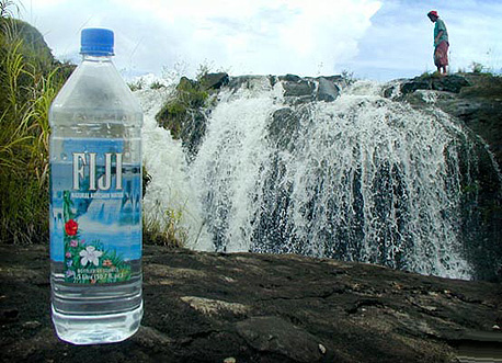 מים מינרליים מפיג'י. האמריקאים שותים את המים, אבל בפועל לא יודעים למקם את האי על המפה