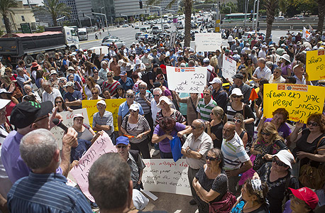 הפגנה של קשישים נגד הגזירות הכלכליות (ארכיון)