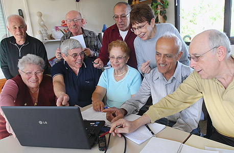 קשישים לומדים בסביבה דיגיטלית (ארכיון). על פי חג