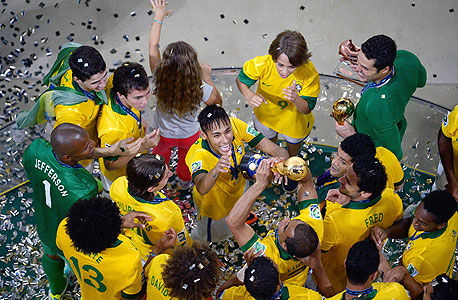 ברזיל חוגגת את גביע הקונפדרציות. שיאי רייטינג, צילום: איי אף פי