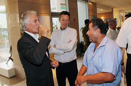 ציון אמיר (משמאל), דרור נגל ודני טוחנר בתערוכה של קדישמן
