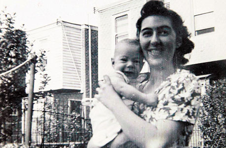 1941. סטיב אדלר, בן חצי שנה, עם אמו רודה ליד ביתם בפילדלפיה, ארצות הברית