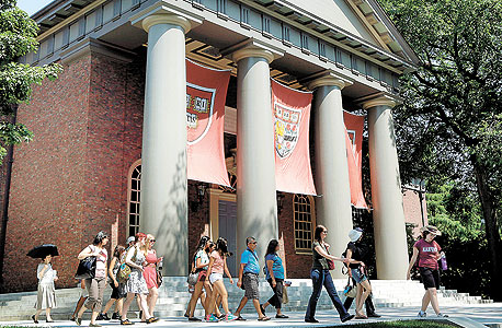 אוניברסיטת הרווארד. סטודנט אמריקאי מסיים את הלימודים עם חוב ממוצע של 25 אלף דולר בשוק עבודה גווע 