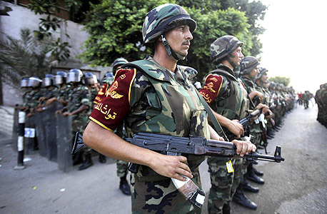 חיילים בקהיר אתמול, צילום: רויטרס